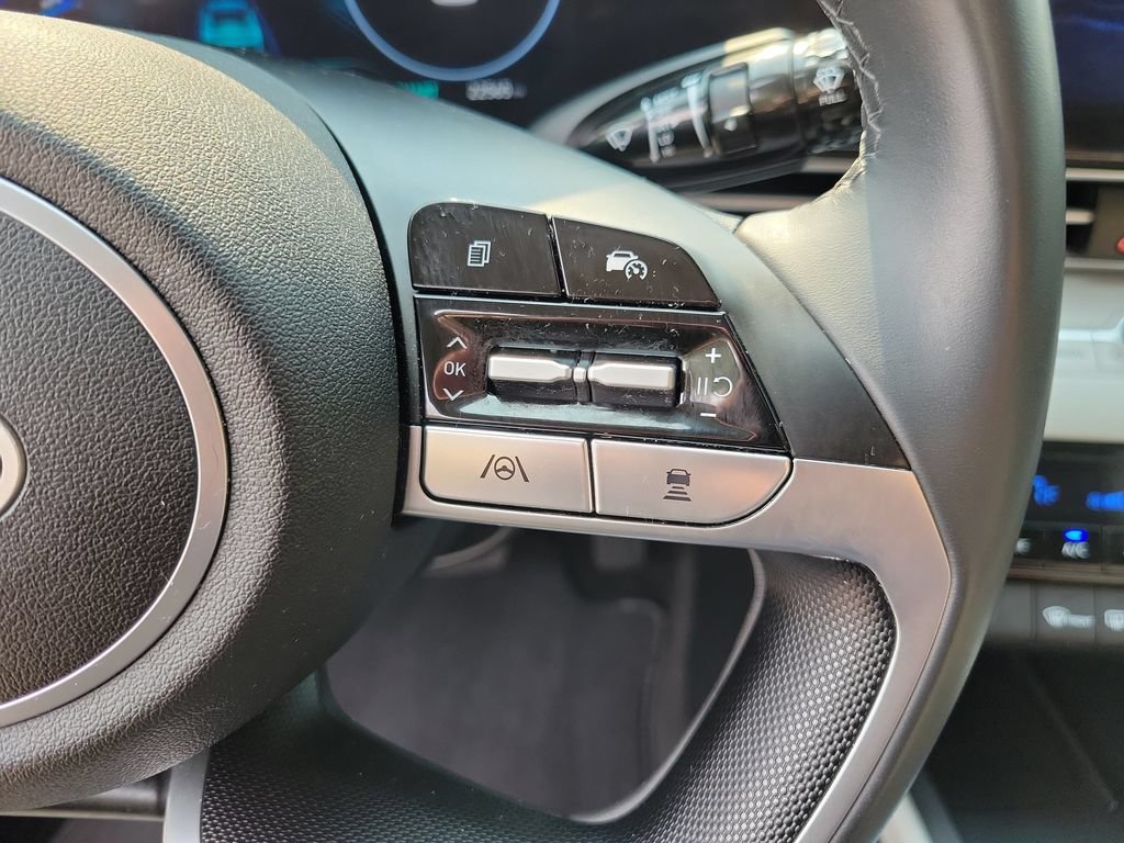 Used 2025 Hyundai Elantra Limited FWD image 25