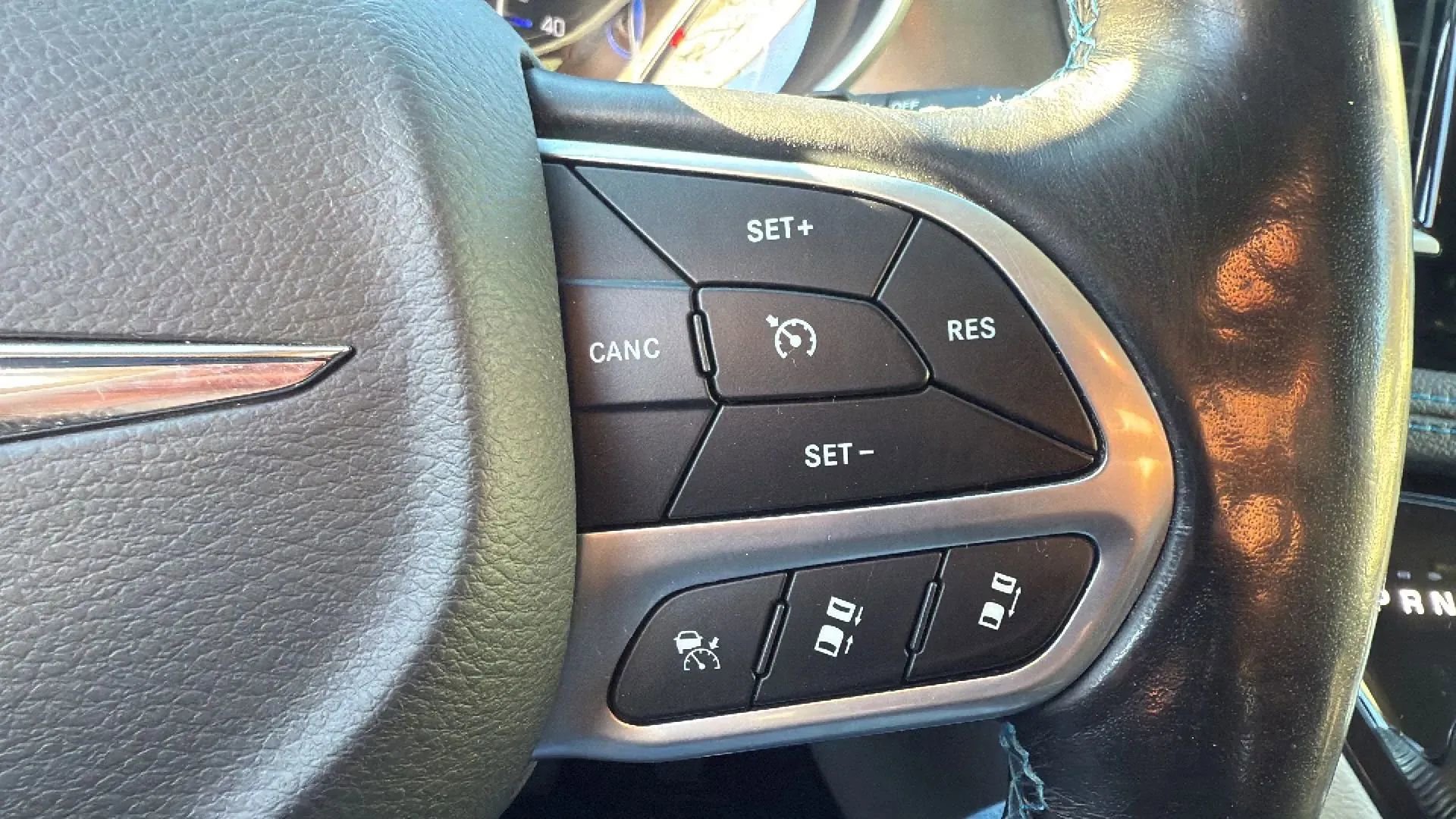 Used 2021 Chrysler Pacifica Touring-L image 11