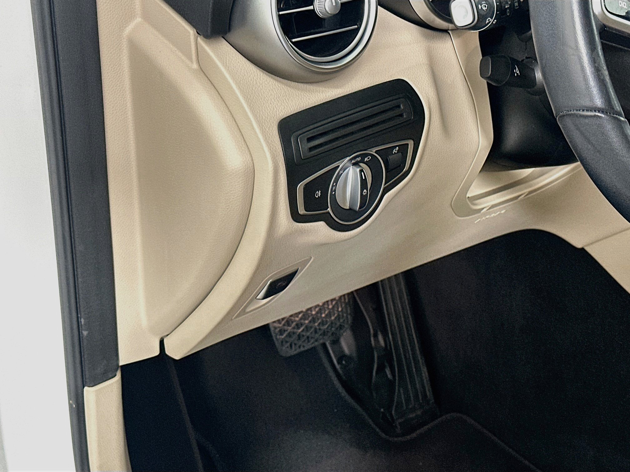 Used 2021 Mercedes-Benz GLC 300 4MATIC w/ Premium Package image 17