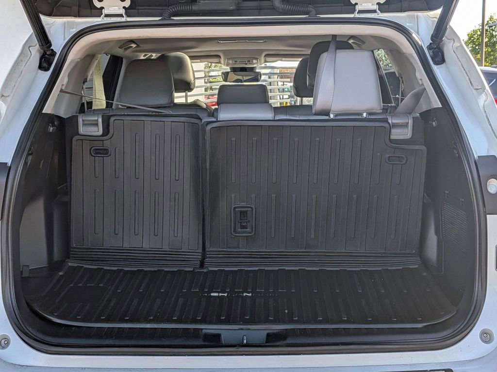 Used 2022 Toyota Highlander XLE AWD/4WD image 35