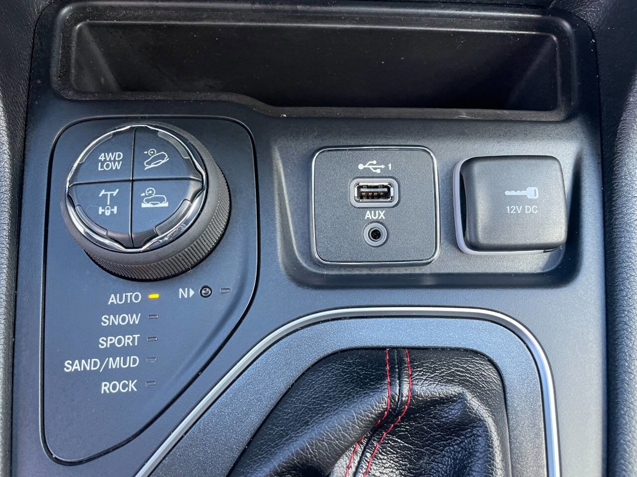 Used 2019 Jeep Cherokee Trailhawk w/ Cold Weather Group image 39