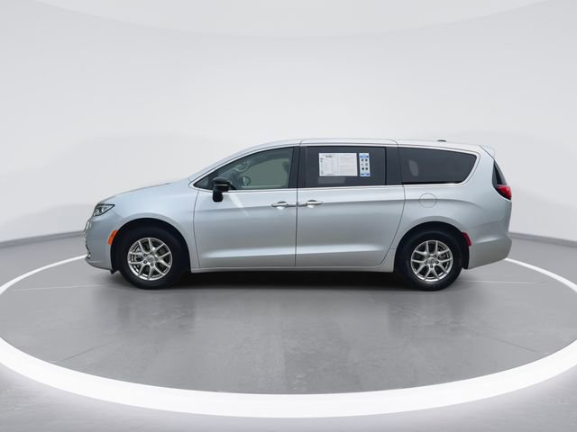 Used 2024 Chrysler Pacifica Touring-L image 5
