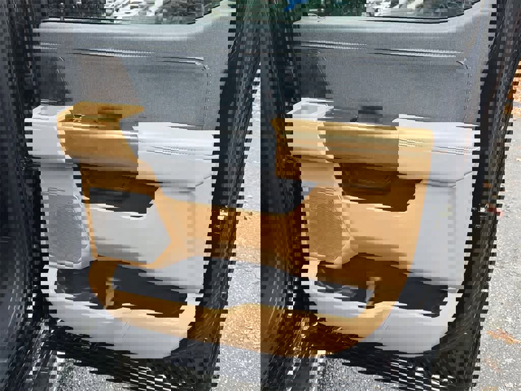 Used 2023 Ford F150 Lariat w/ Trailer Tow Package image 15