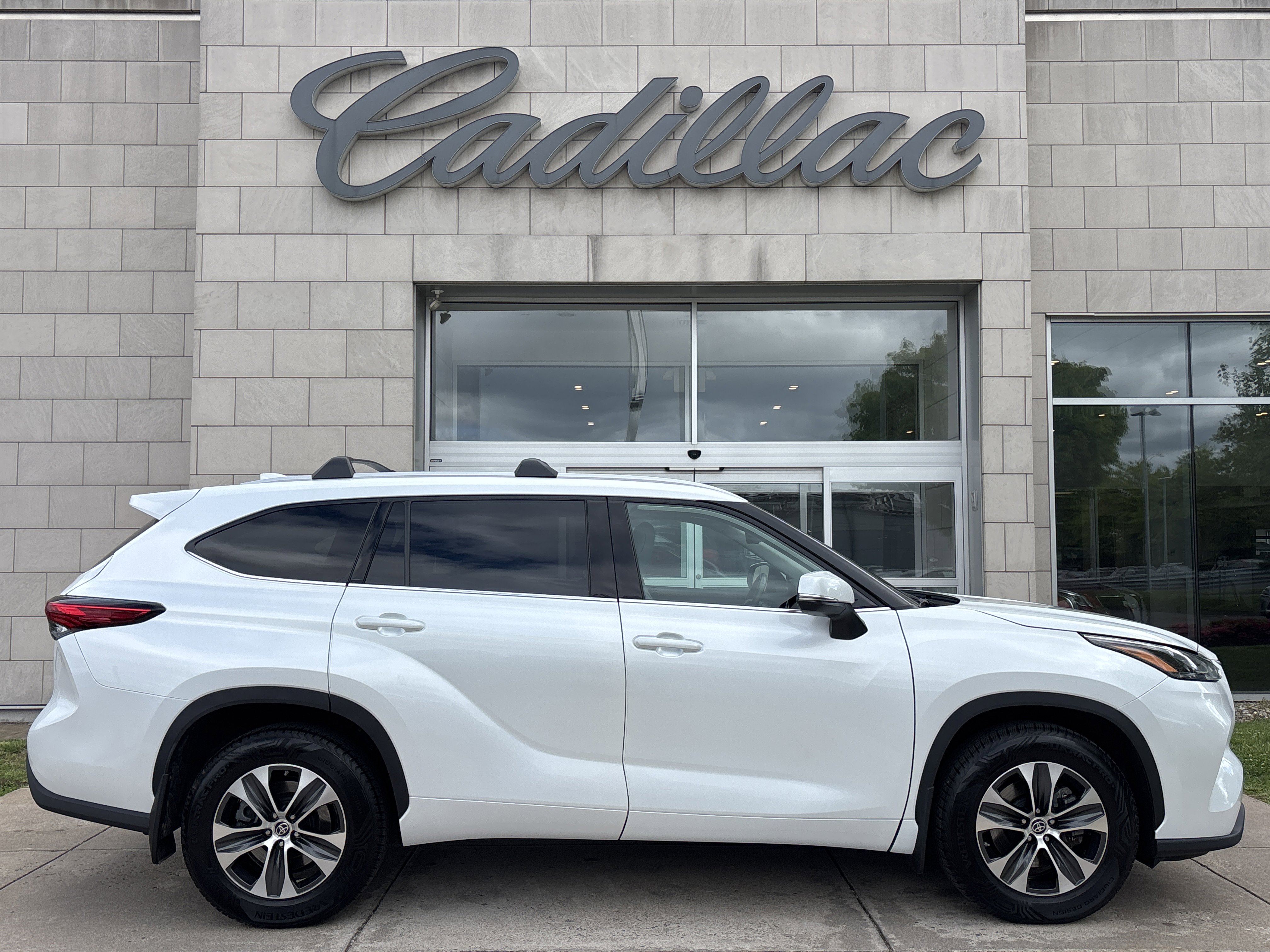 Used 2022 Toyota Highlander XLE AWD/4WD image 3