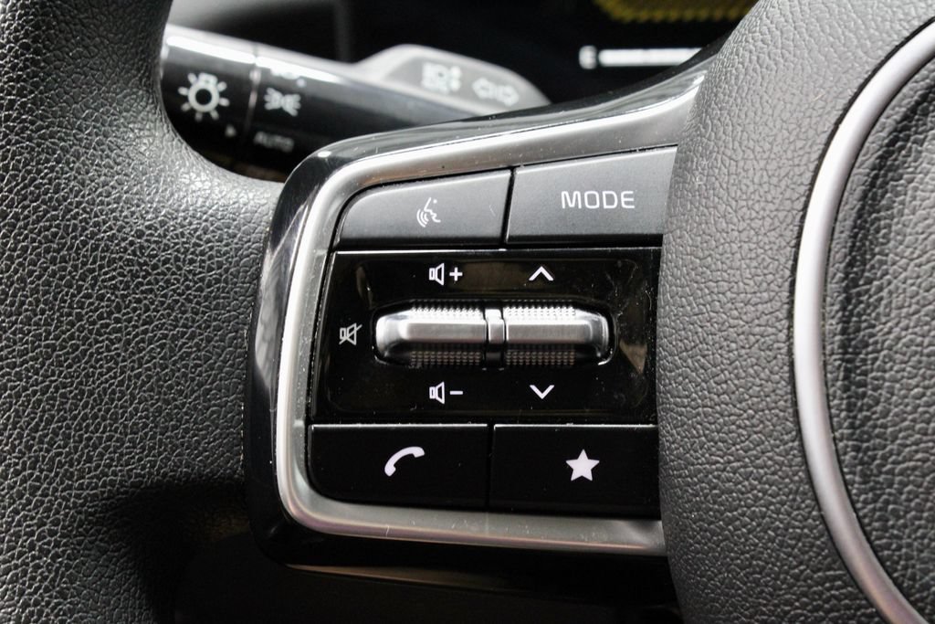 Used 2025 Kia Sorento LX FWD image 27