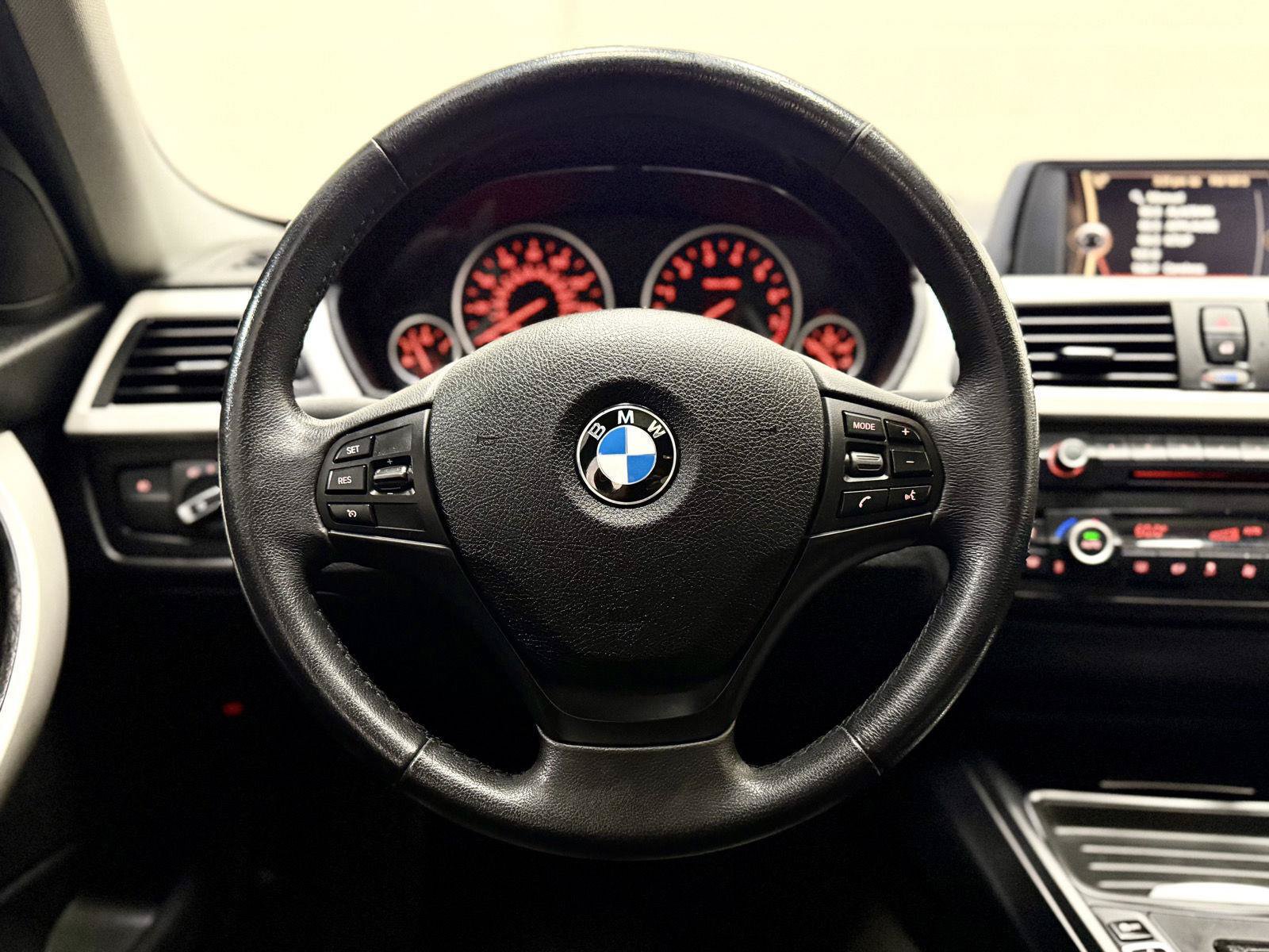 Used 2014 BMW 320i xDrive Sedan AWD/4WD image 23