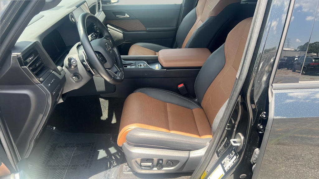 Used 2025 Lexus GX 550 w/ Accessory Package (2T) AWD/4WD image 5