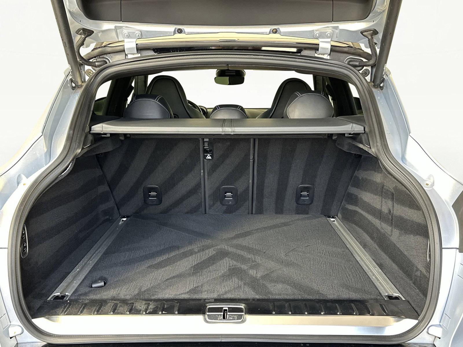 Used 2023 Aston Martin DBX image 25