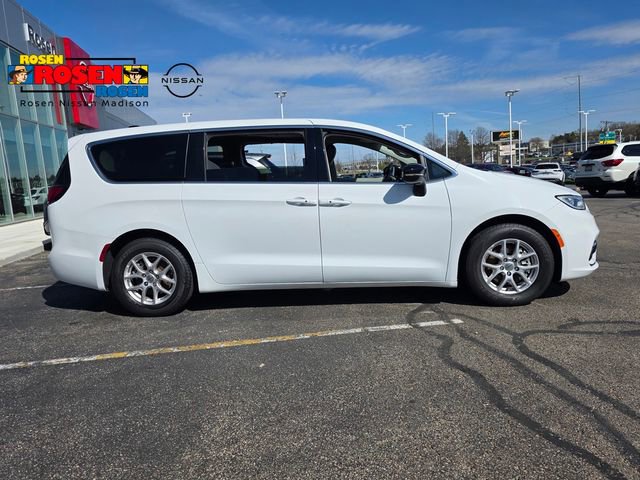 Used 2024 Chrysler Pacifica Touring-L FWD image 2