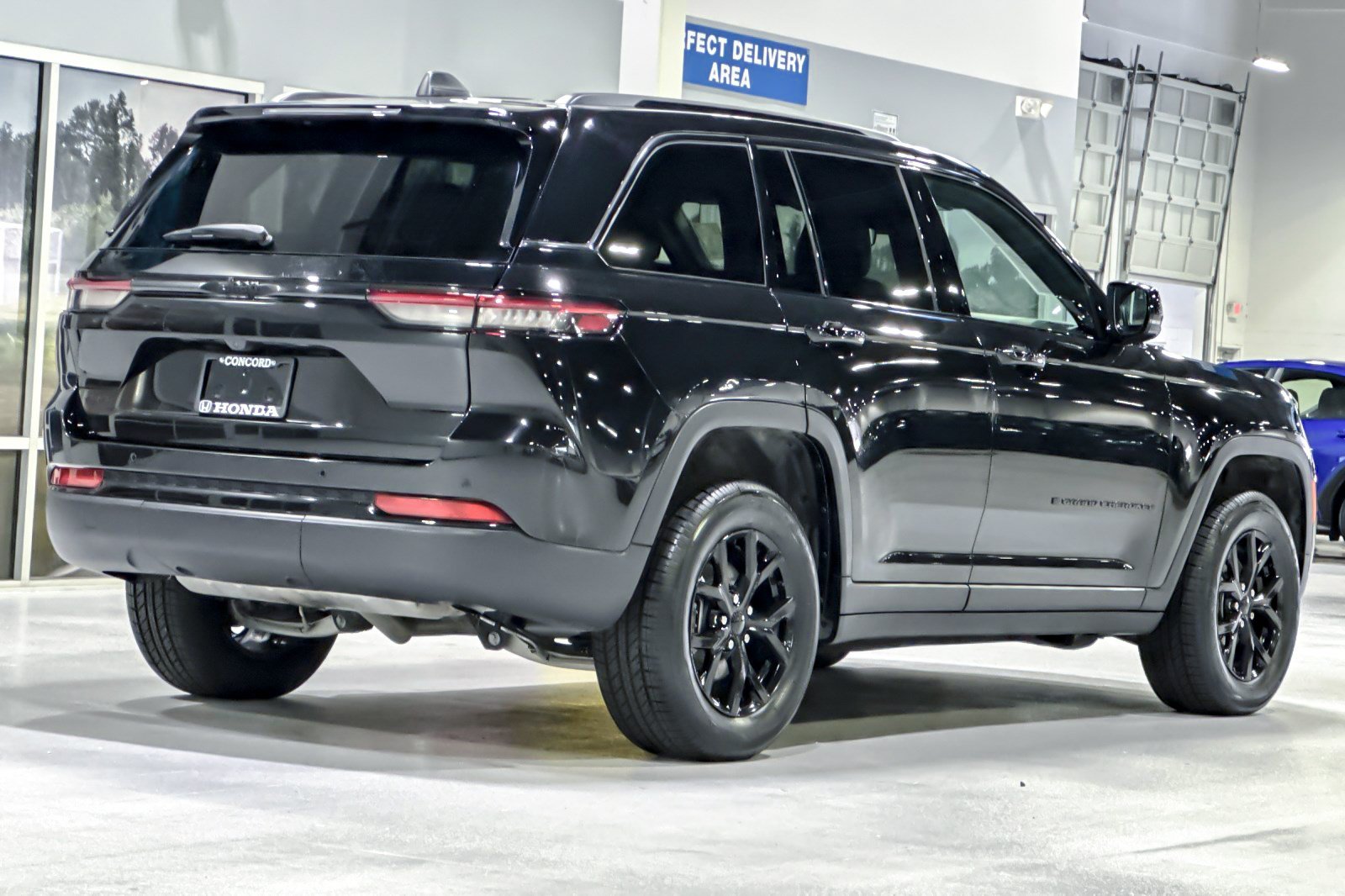 Used 2025 Jeep Grand Cherokee Altitude AWD/4WD image 8