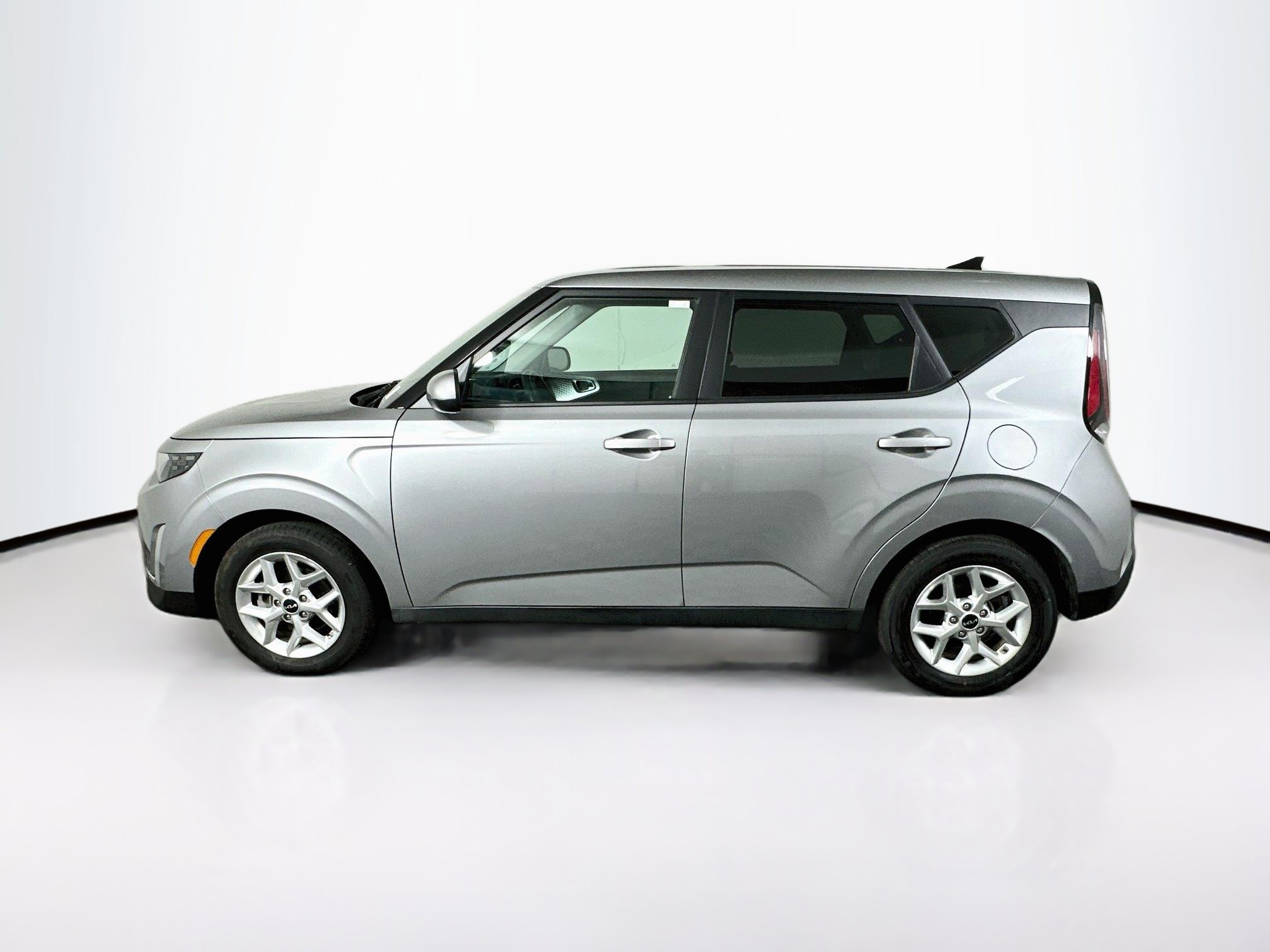 Used 2025 Kia Soul LX w/ LX Technology Package FWD image 4