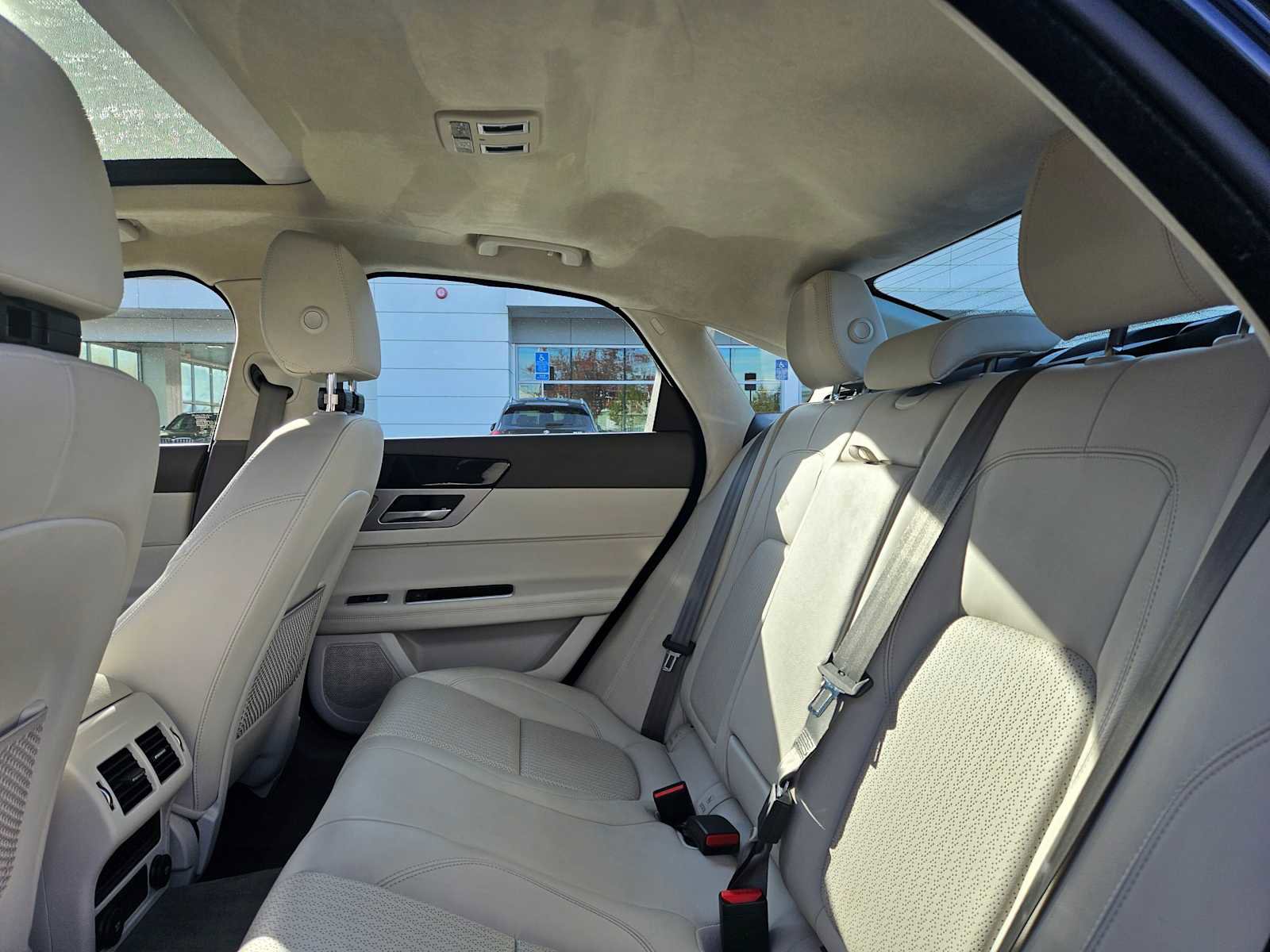 Used 2019 Jaguar XF Prestige image 40