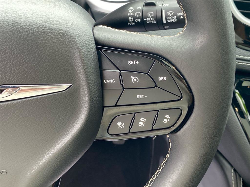 Used 2025 Chrysler Pacifica Limited FWD image 17