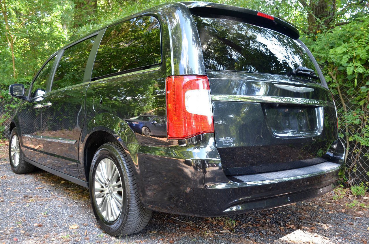 Used 2015 Chrysler Town & Country Touring-L w/ Driver Convenience Group FWD image 4