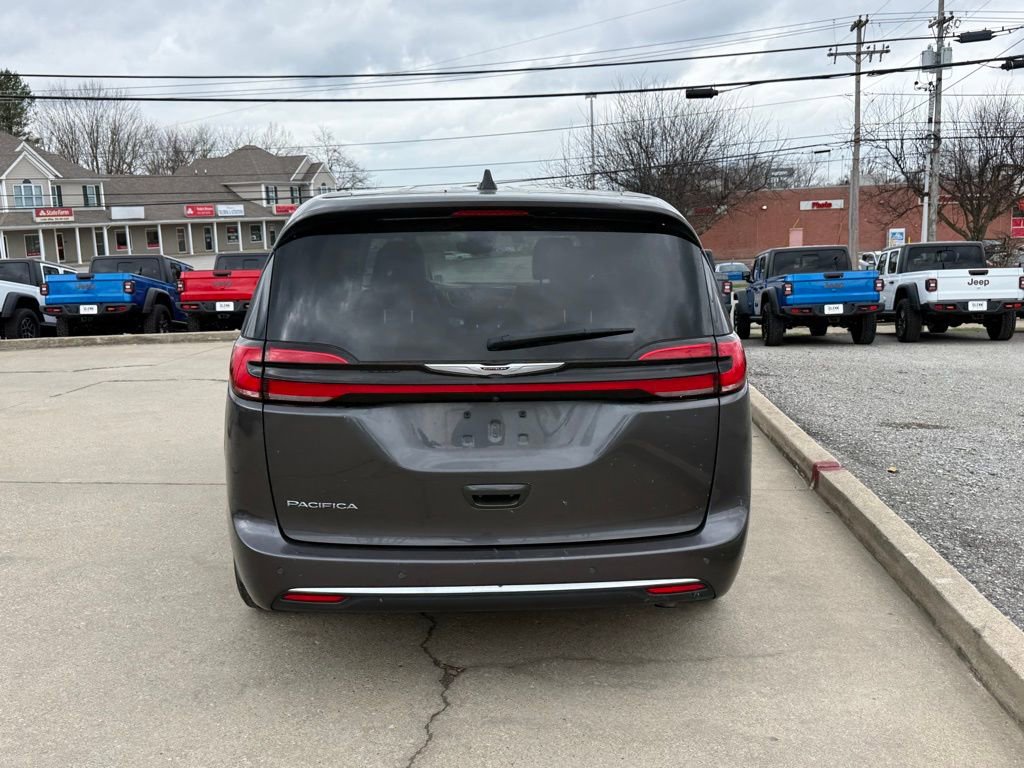 Used 2023 Chrysler Pacifica Touring-L image 7