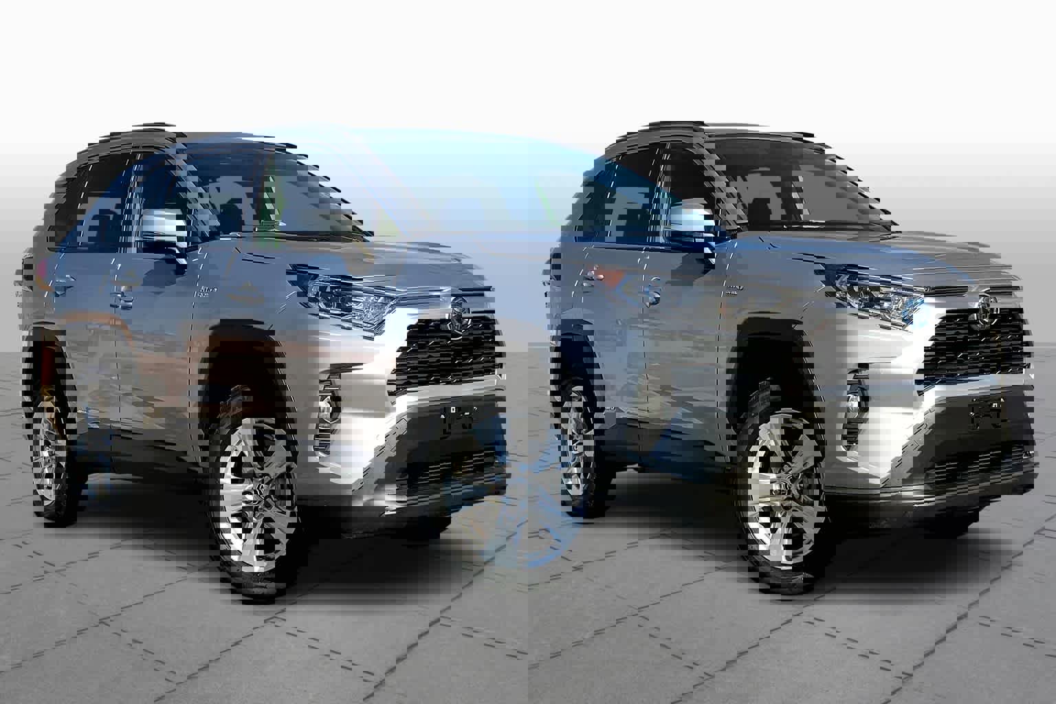 Used 2020 Toyota RAV4 XLE image 2