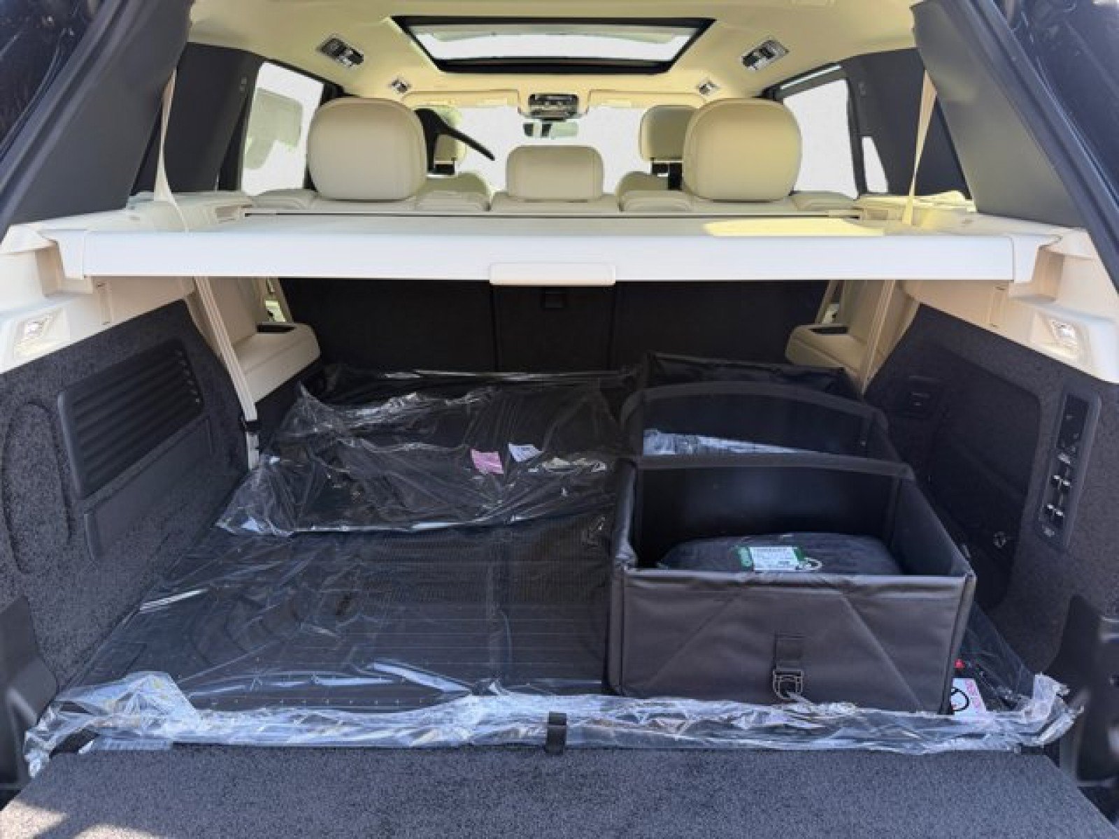 New 2026 Land Rover Range Rover Long Wheelbase SE AWD/4WD image 19