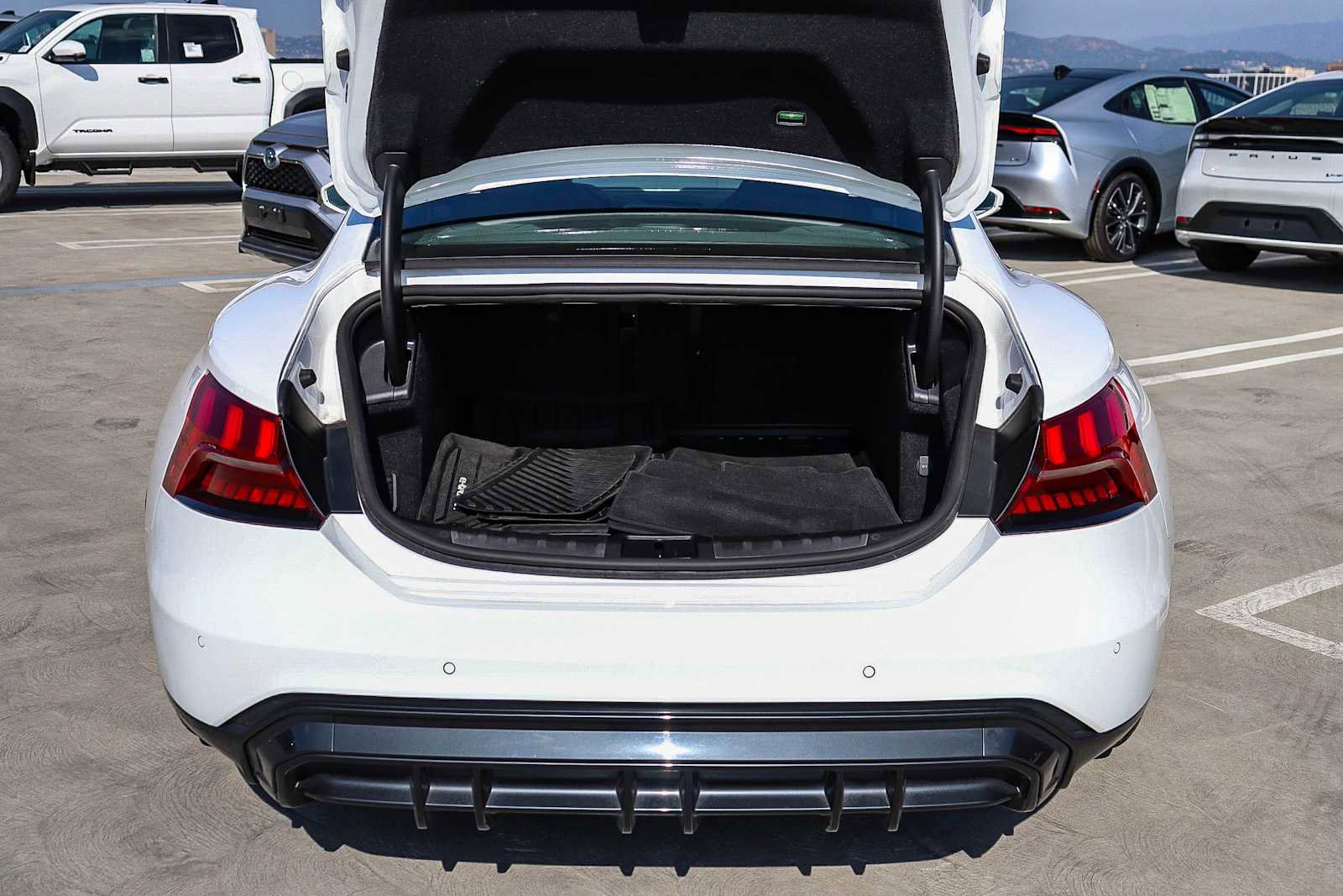 Used 2022 Audi e-tron GT Premium Plus image 36