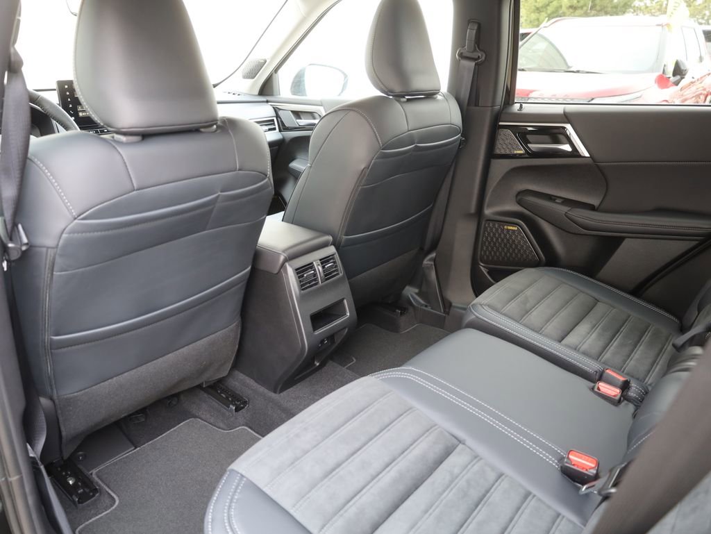 New 2025 Mitsubishi Outlander SE image 30