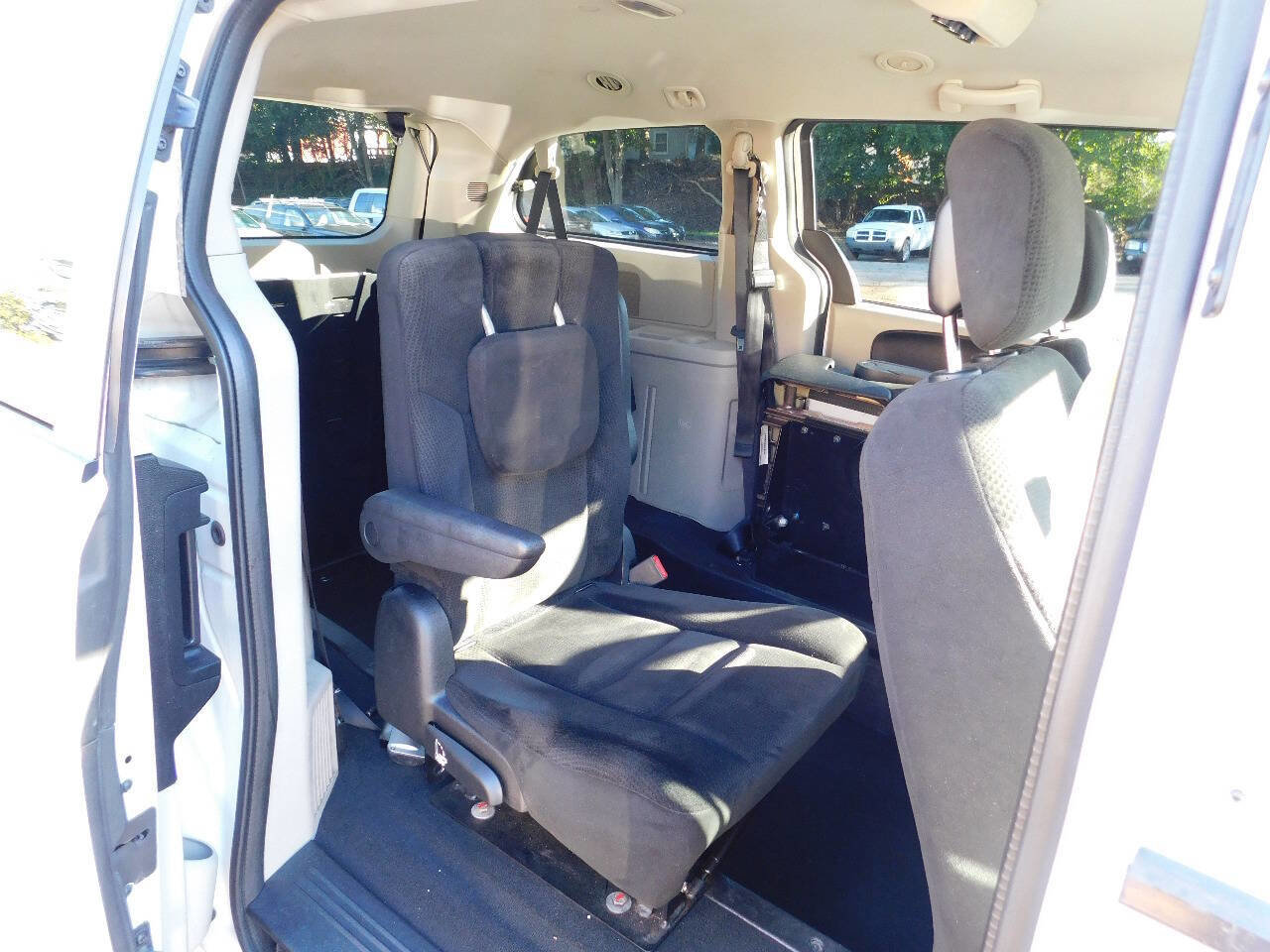 Used 2016 Dodge Grand Caravan SXT image 29