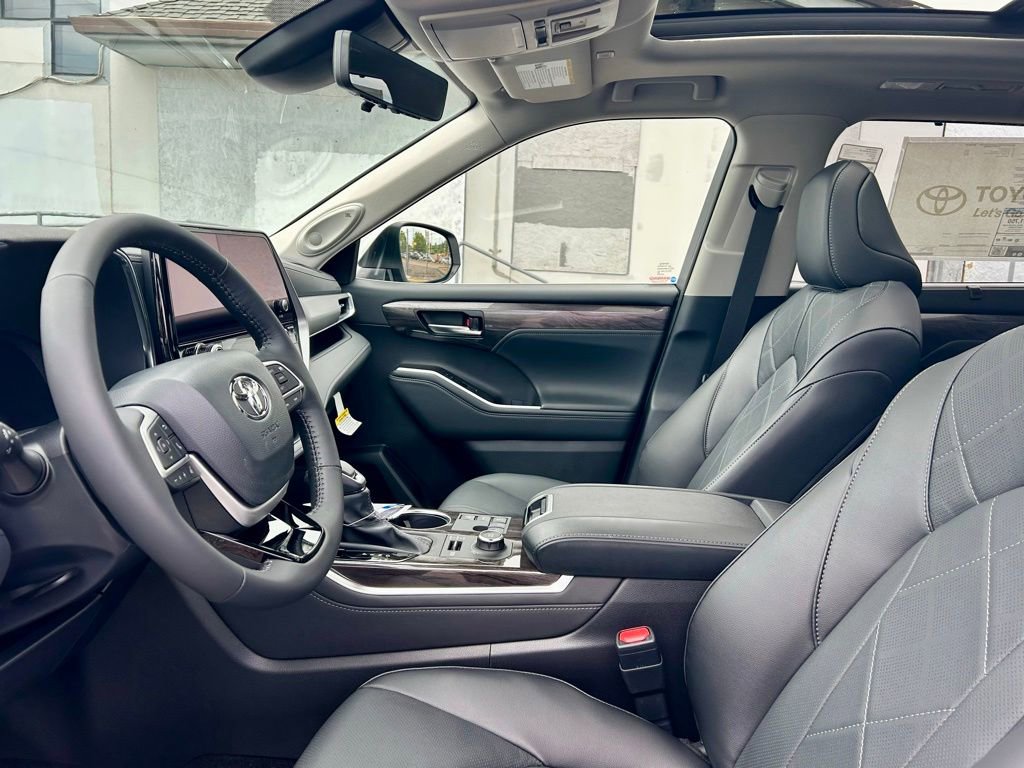 New 2026 Toyota Highlander Platinum AWD/4WD image 10