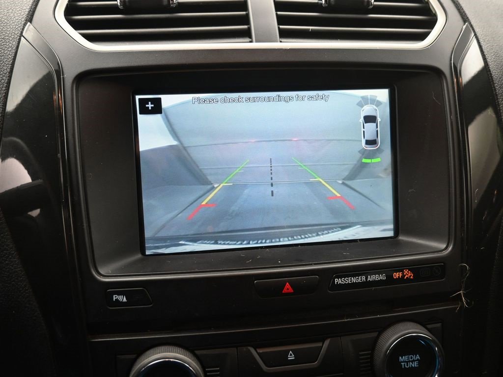 Used 2018 Ford Explorer XLT w/ Equipment Group 202A image 3