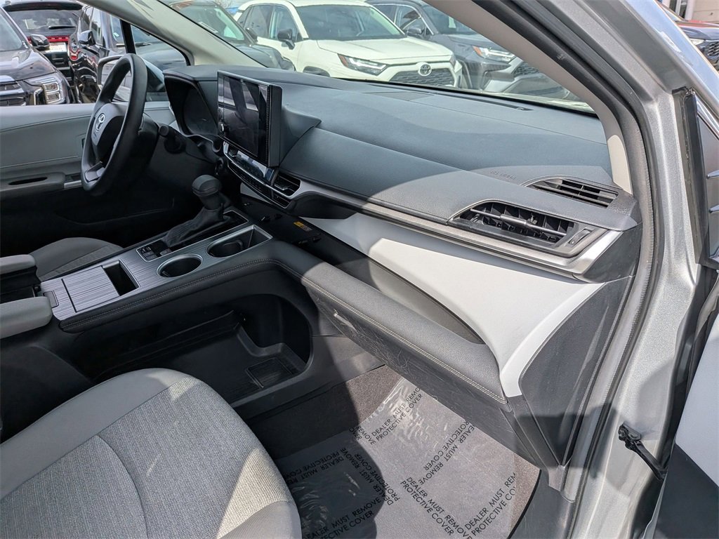 Used 2025 Toyota Sienna LE image 23