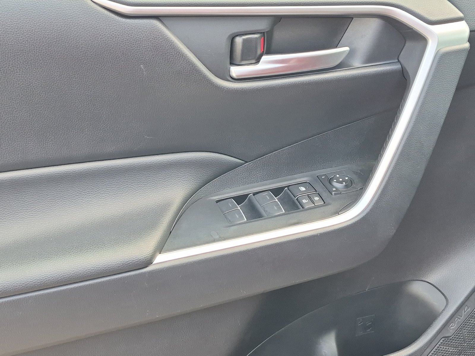 Used 2025 Toyota RAV4 XLE FWD image 10
