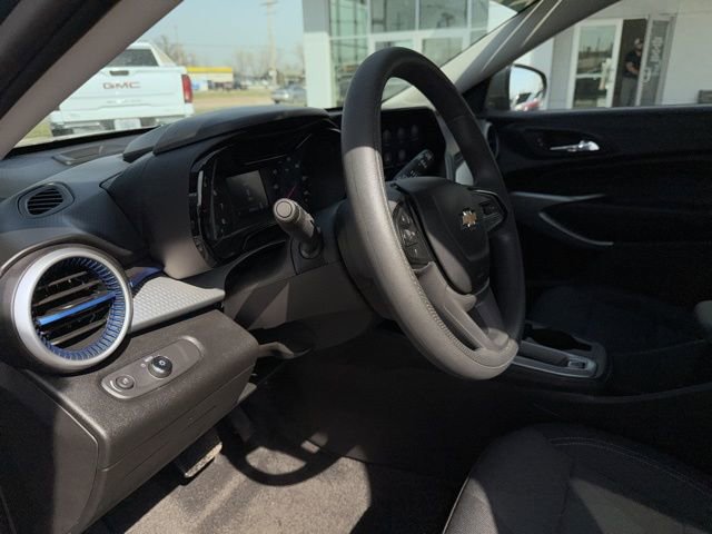 Used 2025 Chevrolet Trax LS w/ LS Convenience Package image 32