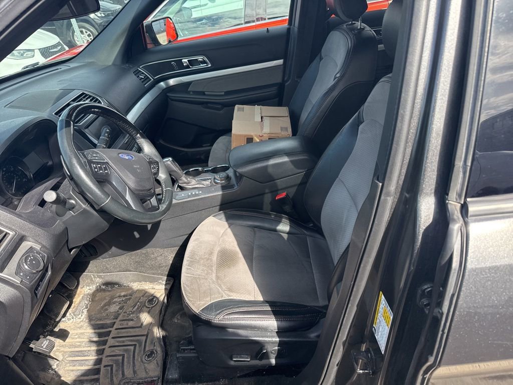 Used 2017 Ford Explorer XLT w/ Equipment Group 202A AWD/4WD image 8