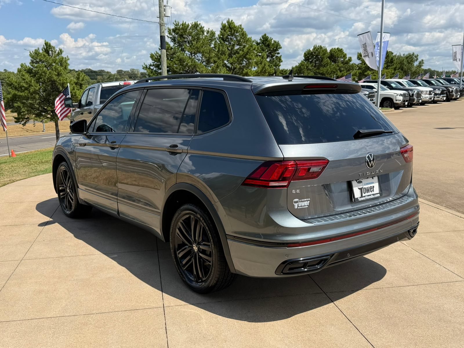 Used 2022 Volkswagen Tiguan SE R-Line FWD image 4