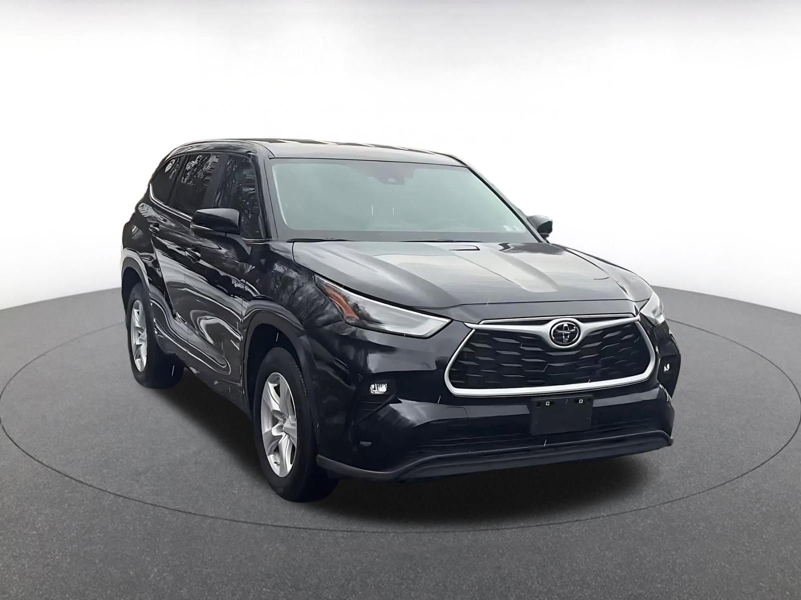 Used 2025 Toyota Highlander LE image 3