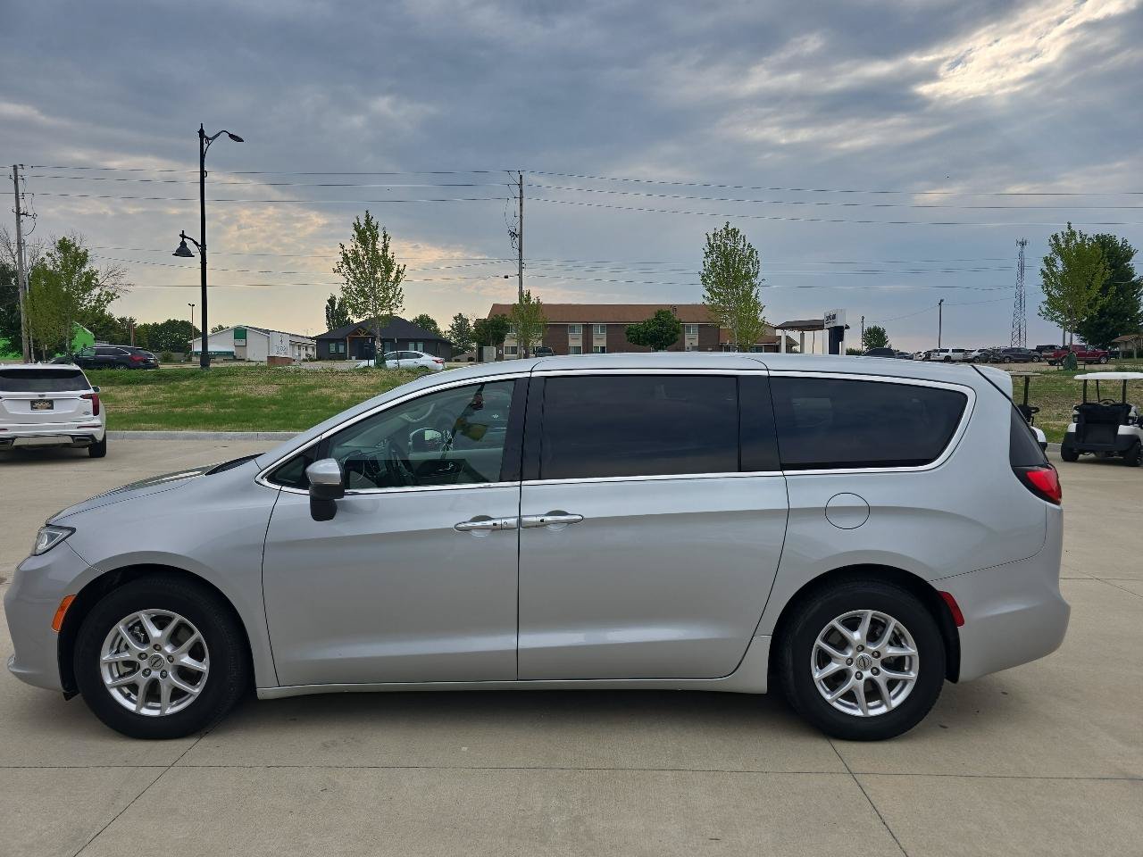 Used 2023 Chrysler Pacifica Touring-L FWD image 2
