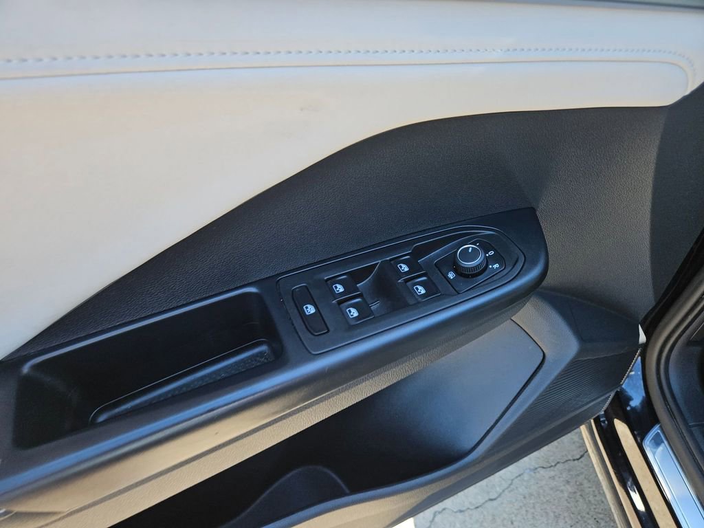 Used 2025 Volkswagen Taos SE AWD/4WD image 15