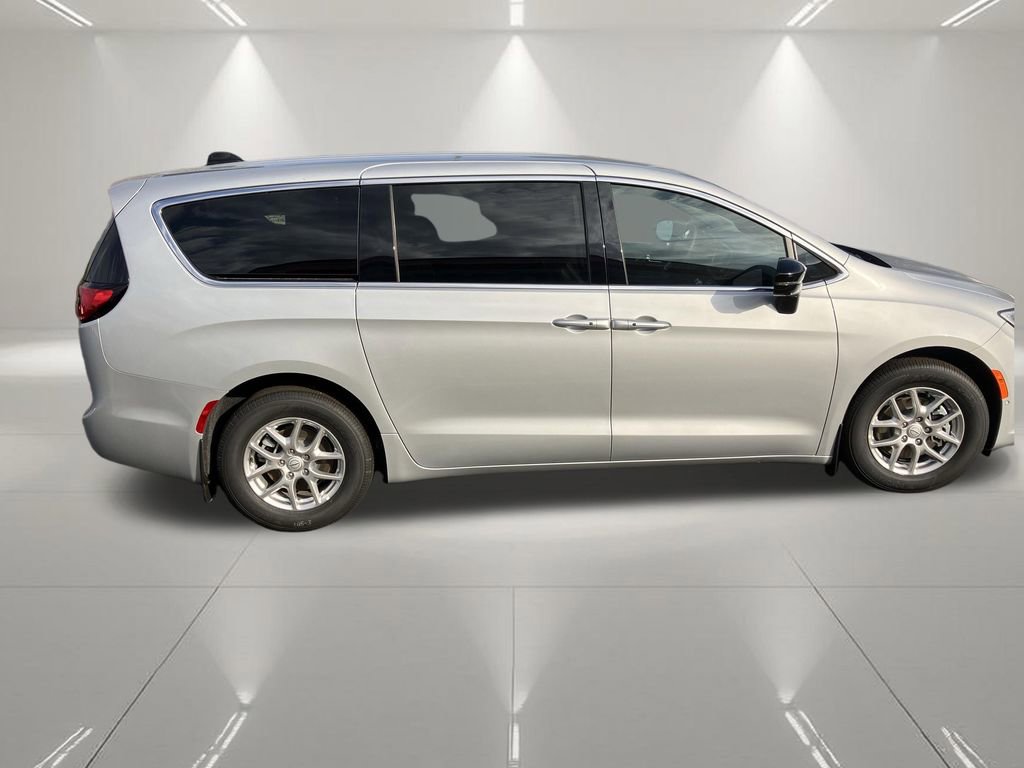 New 2026 Chrysler Pacifica Select image 10