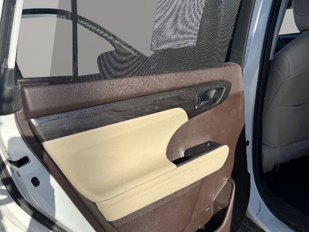 Used 2020 Toyota Highlander Limited image 16