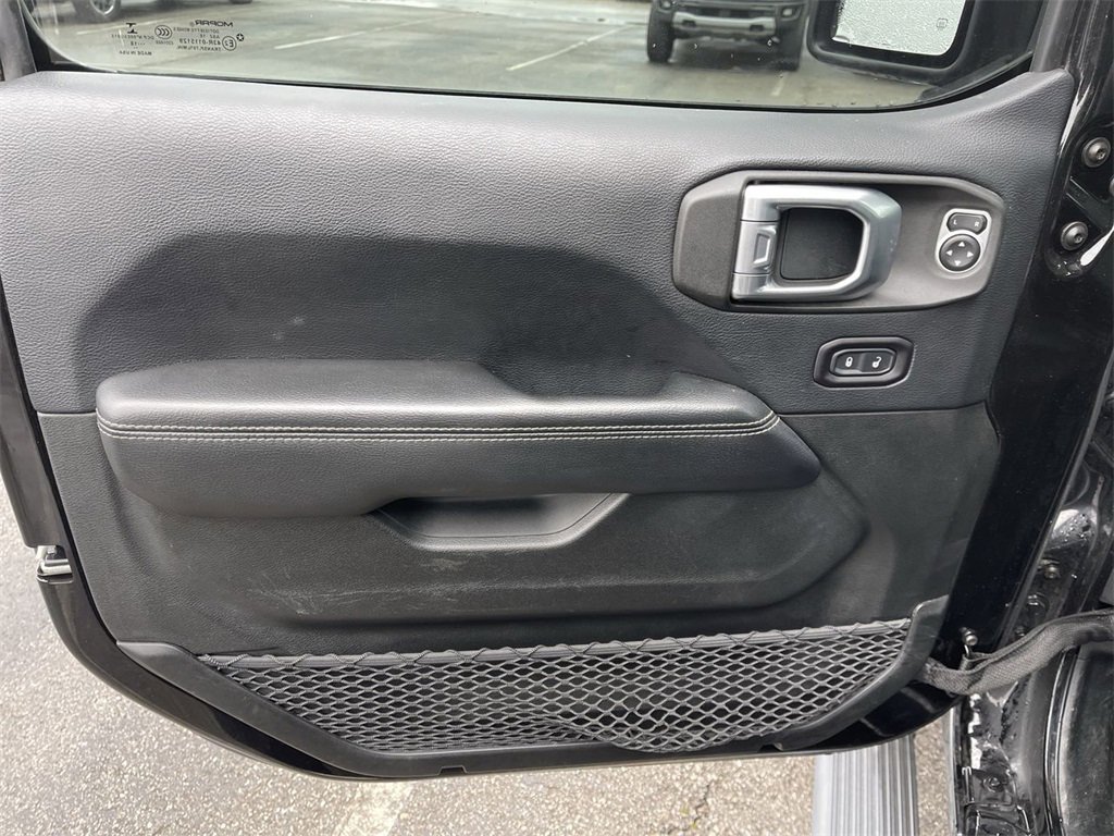 Used 2018 Jeep Wrangler Unlimited Sahara image 4