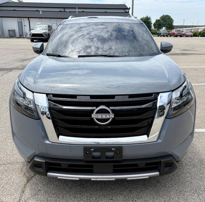 Used 2025 Nissan Pathfinder Platinum FWD image 9