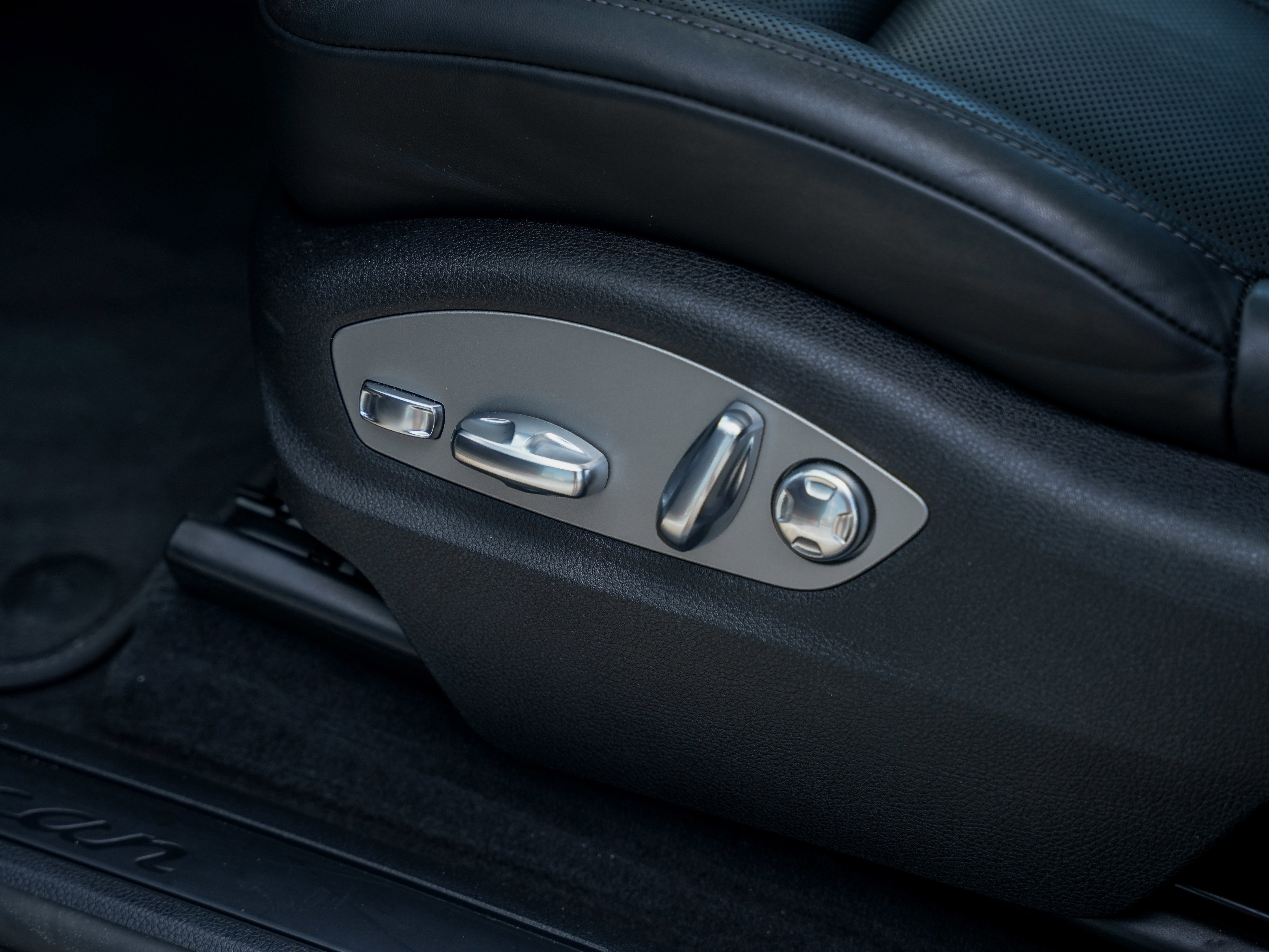 Certified 2025 Porsche Macan image 17