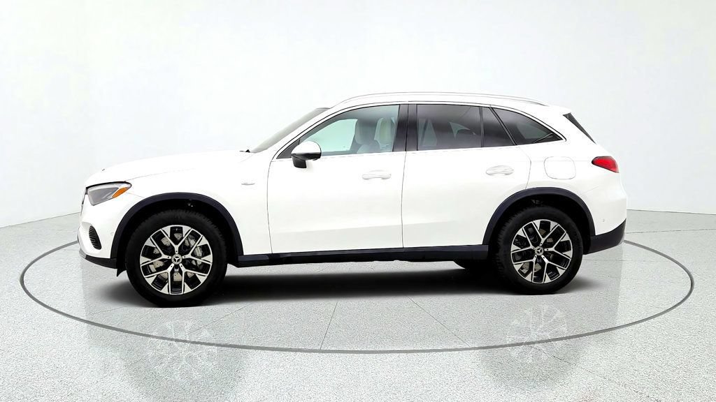 Used 2025 Mercedes-Benz GLC 350e 4MATIC w/ Driver Assistance Package image 8