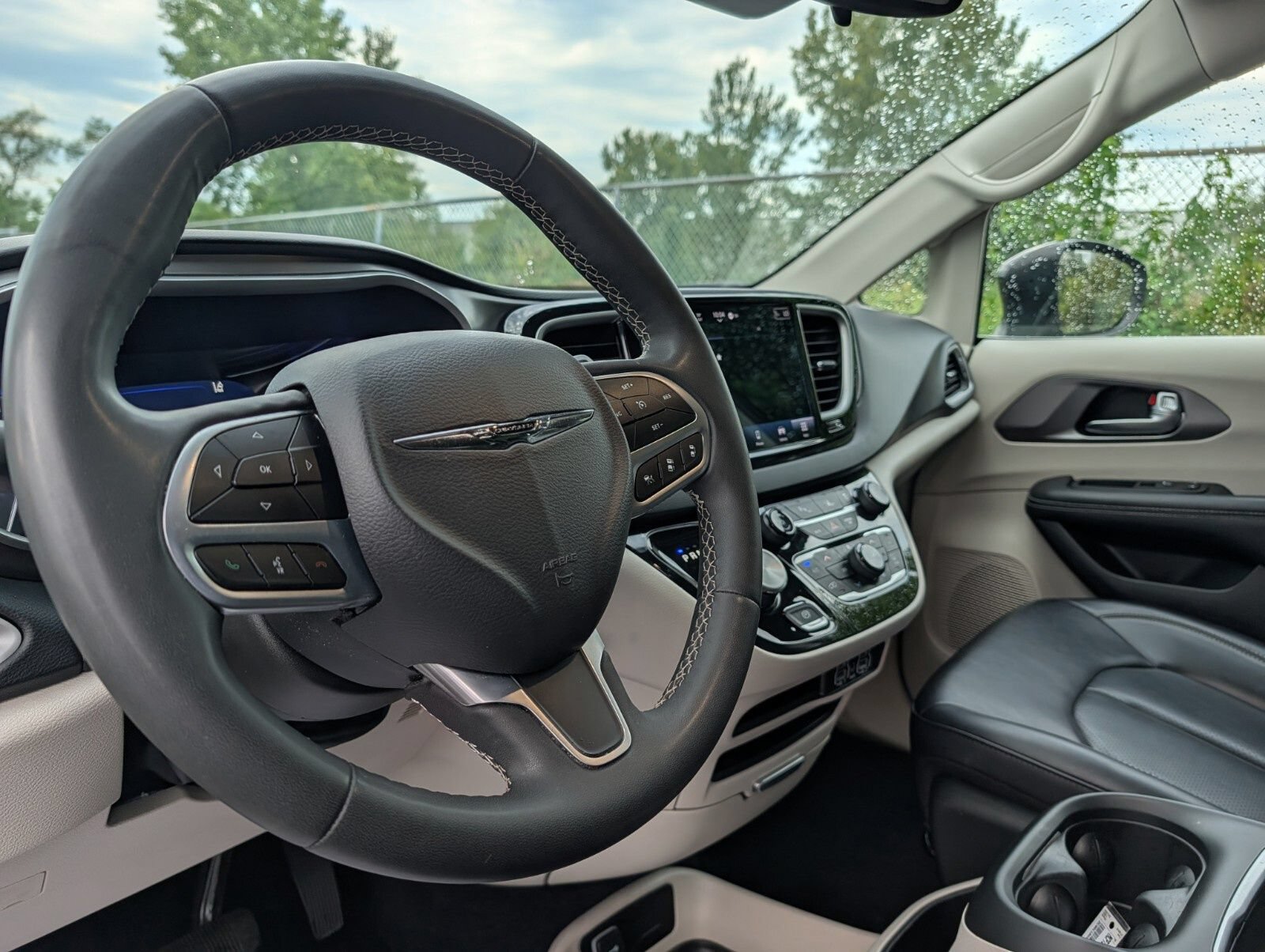 Used 2023 Chrysler Pacifica Touring-L FWD image 26