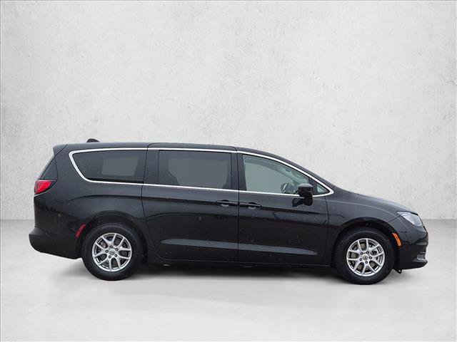 Used 2023 Chrysler Voyager LX FWD image 4