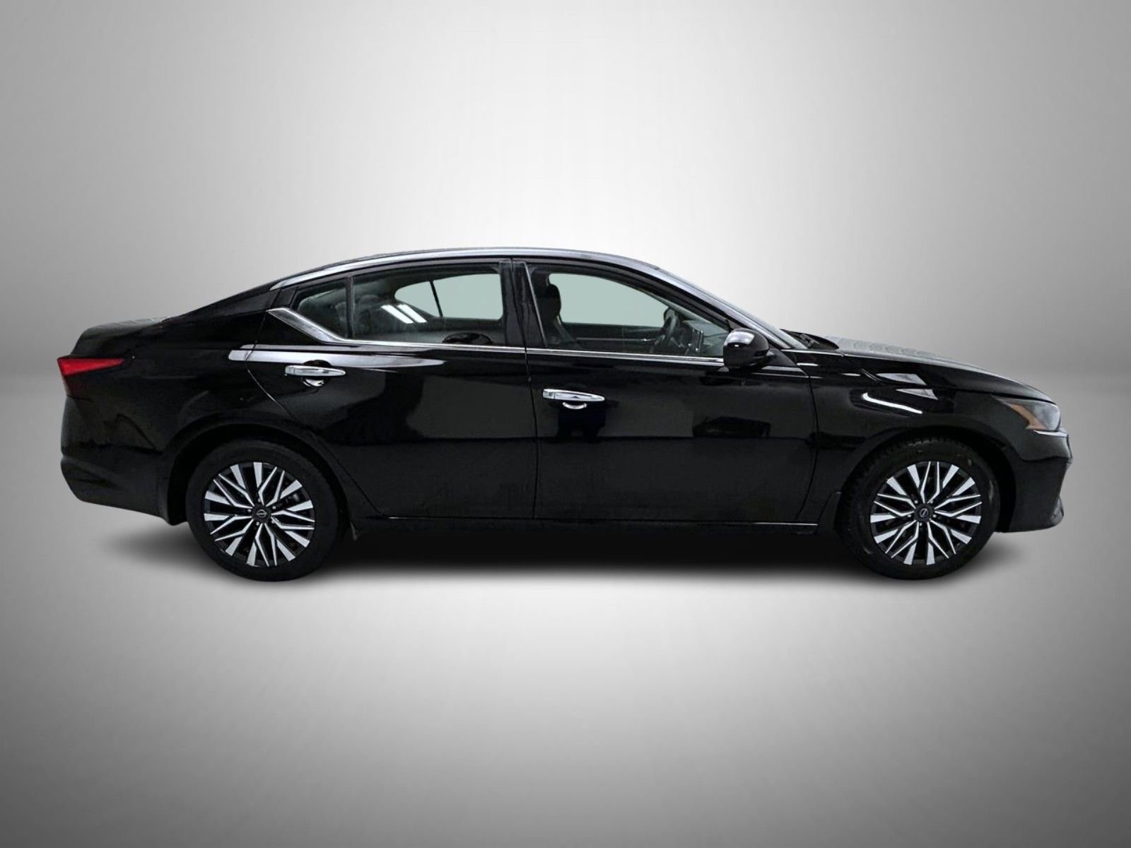 Used 2023 Nissan Altima 2.5 SV AWD/4WD image 4
