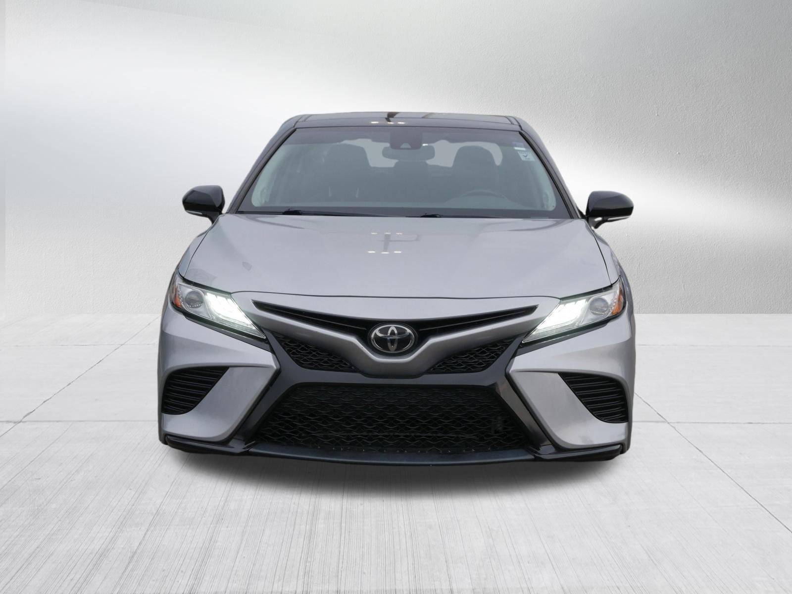 Used 2019 Toyota Camry XSE FWD image 2