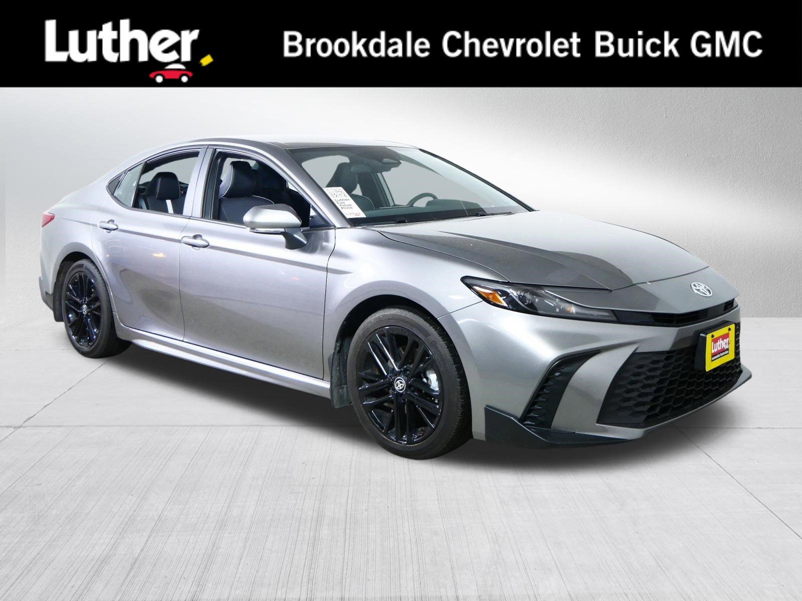 Used 2025 Toyota Camry SE FWD image 1
