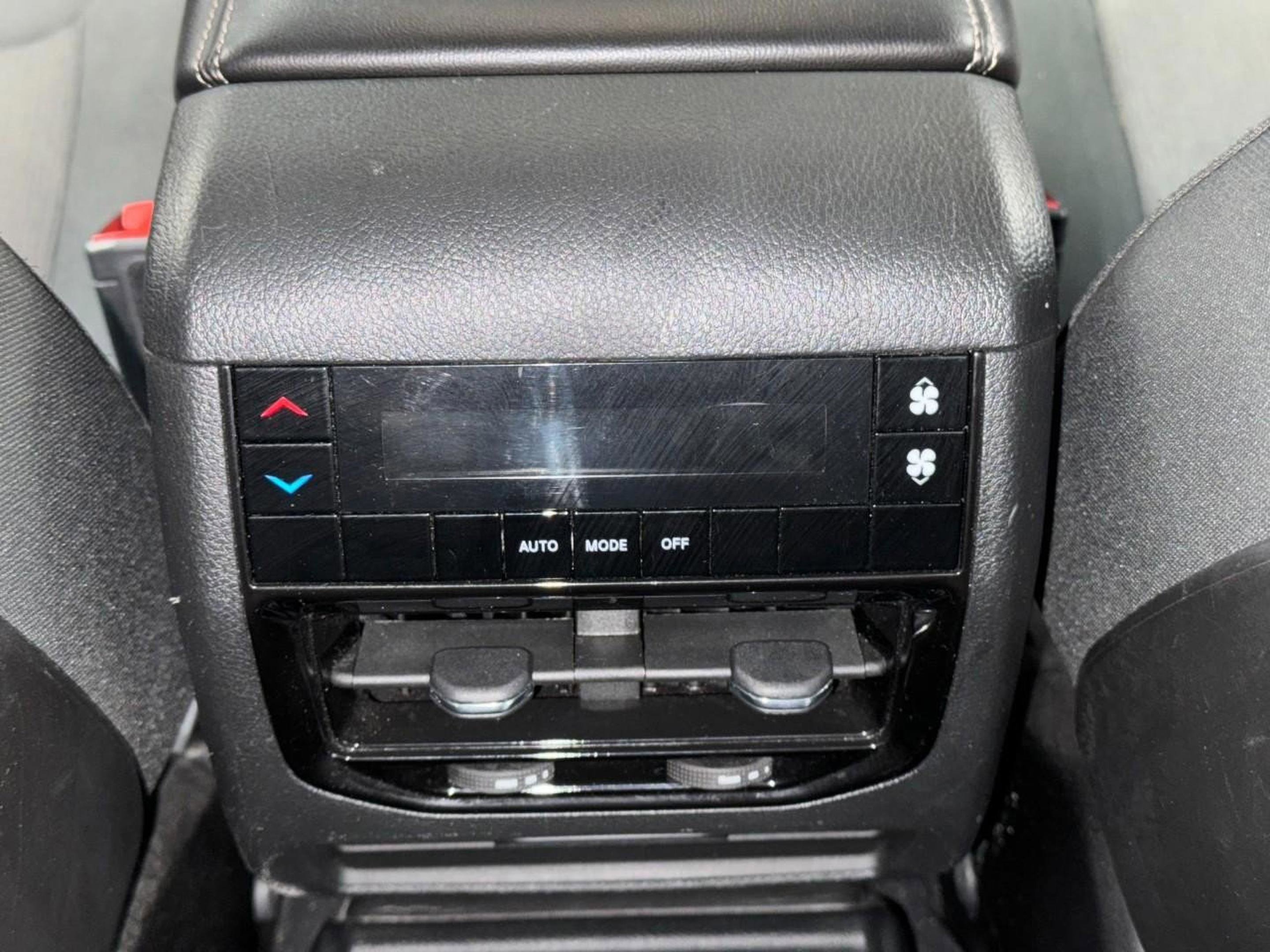 Used 2023 Jeep Grand Cherokee L Laredo image 13