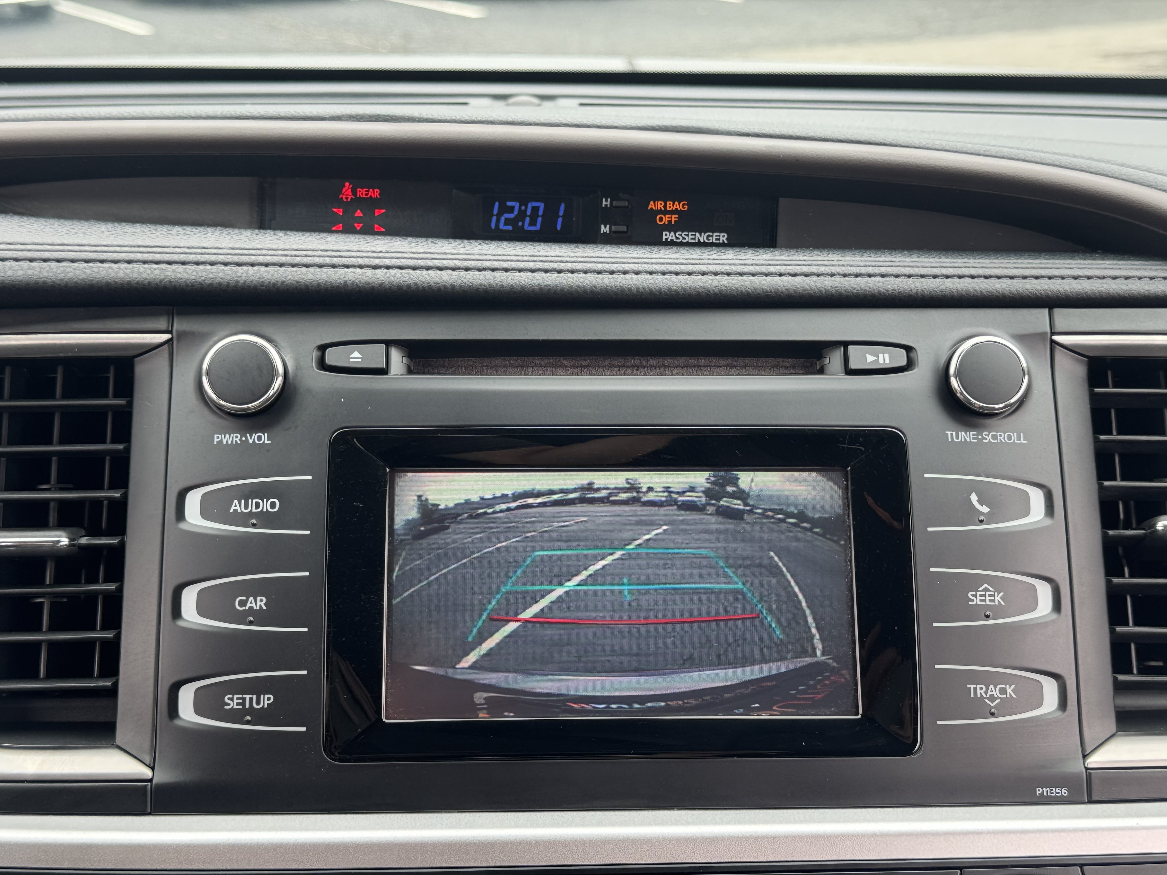 Used 2018 Toyota Highlander LE FWD image 27