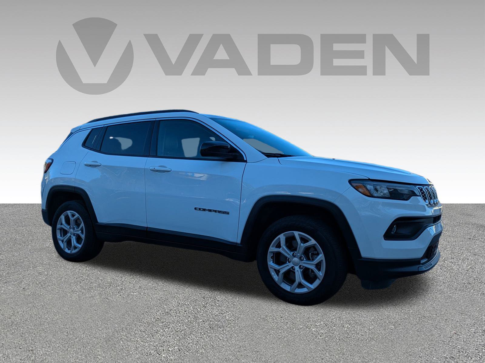 Used 2024 Jeep Compass Latitude image 3