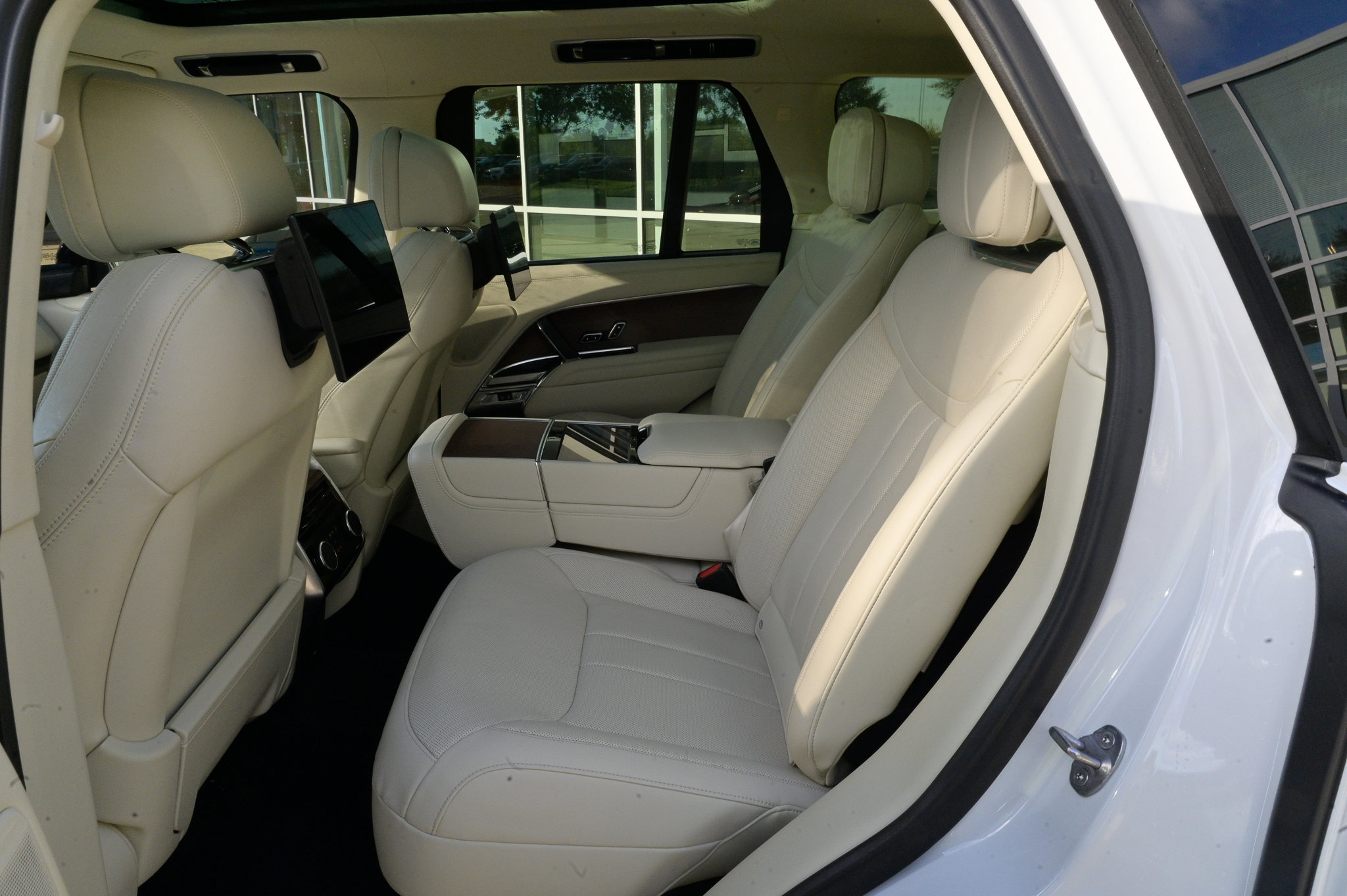 Used 2023 Land Rover Range Rover Autobiography image 36