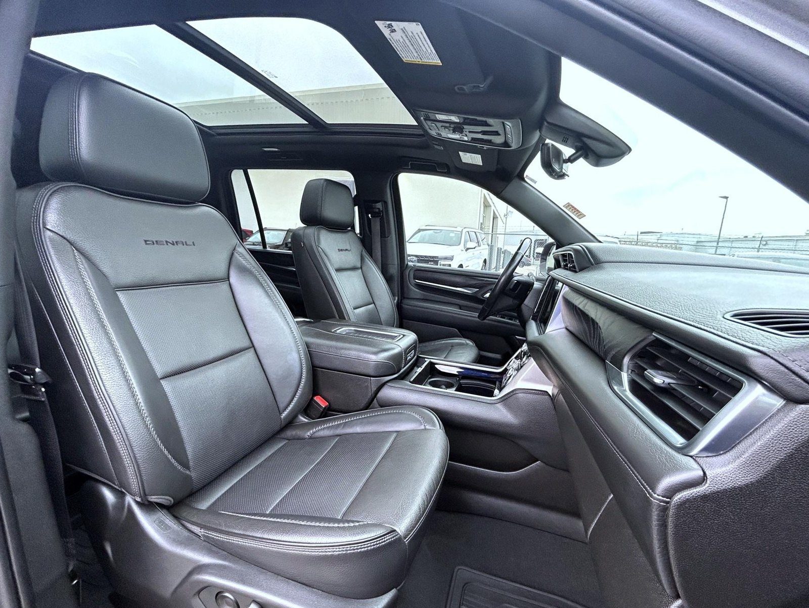 Used 2022 GMC Yukon XL Denali w/ Denali Premium Package AWD/4WD image 16